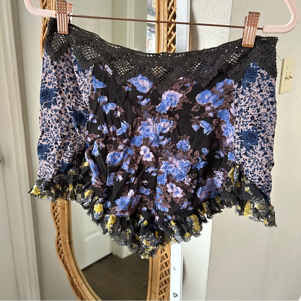 Free People / Flutter Lace Moonlight Romance Floral Shorts